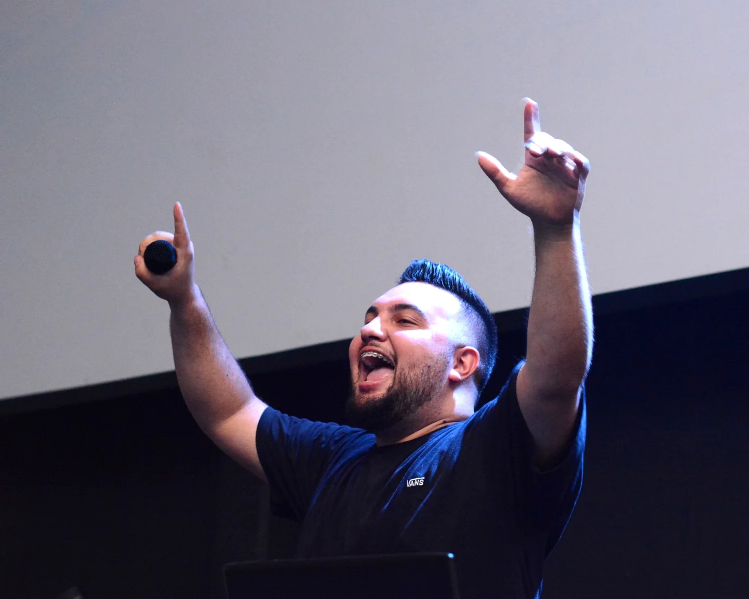 DJ Vitor Capoia celebrando durante apresentação